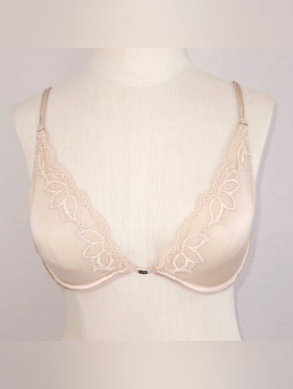 Vintage Victoria's Secret Very Sexy Plunge Bra 36B Embroidered Lace Underwire